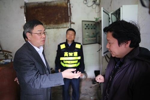公司領(lǐng)導(dǎo)陳文波一行檢查塘嶺水泵房_副本.jpg