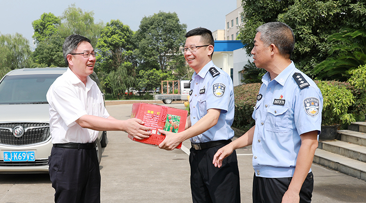 陳文波帶隊慰問臺州高速交警支隊.jpg